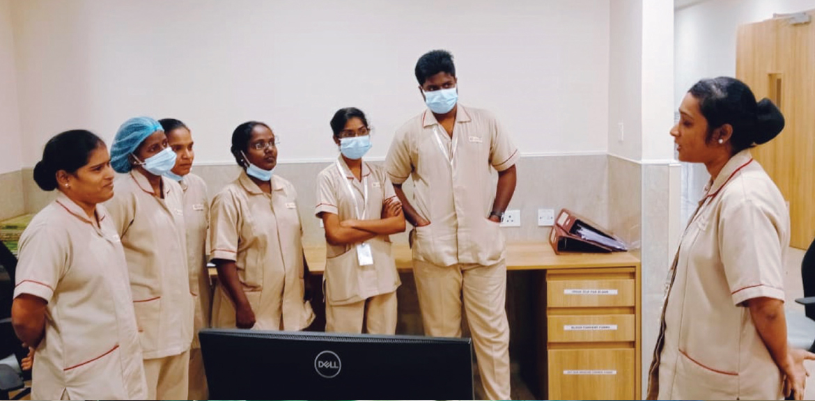  A senior nurse in a discussion with fellowship nurses