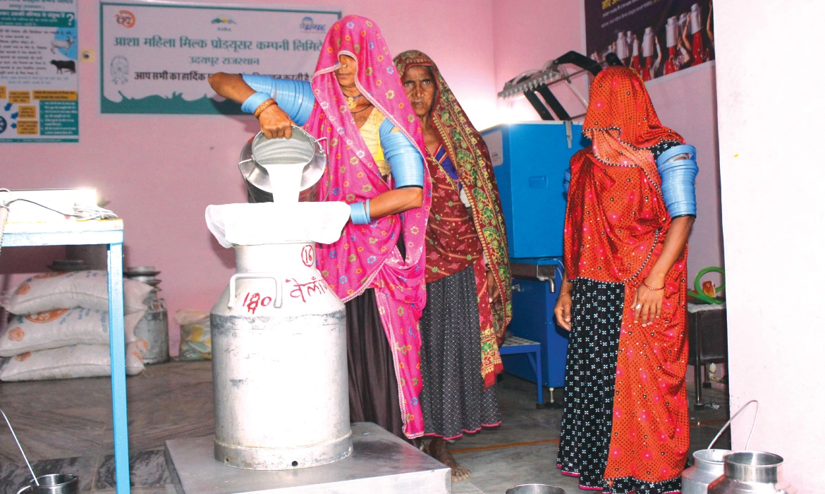 Laxmi Devi, a member of Asha MPC, inaugurates a chiller unit set up at the Vellangari milk pooling point in Sheoganj (the chilled milk is bottled and sold to institutional buyers or delivered to the doorstep of individual buyers) 